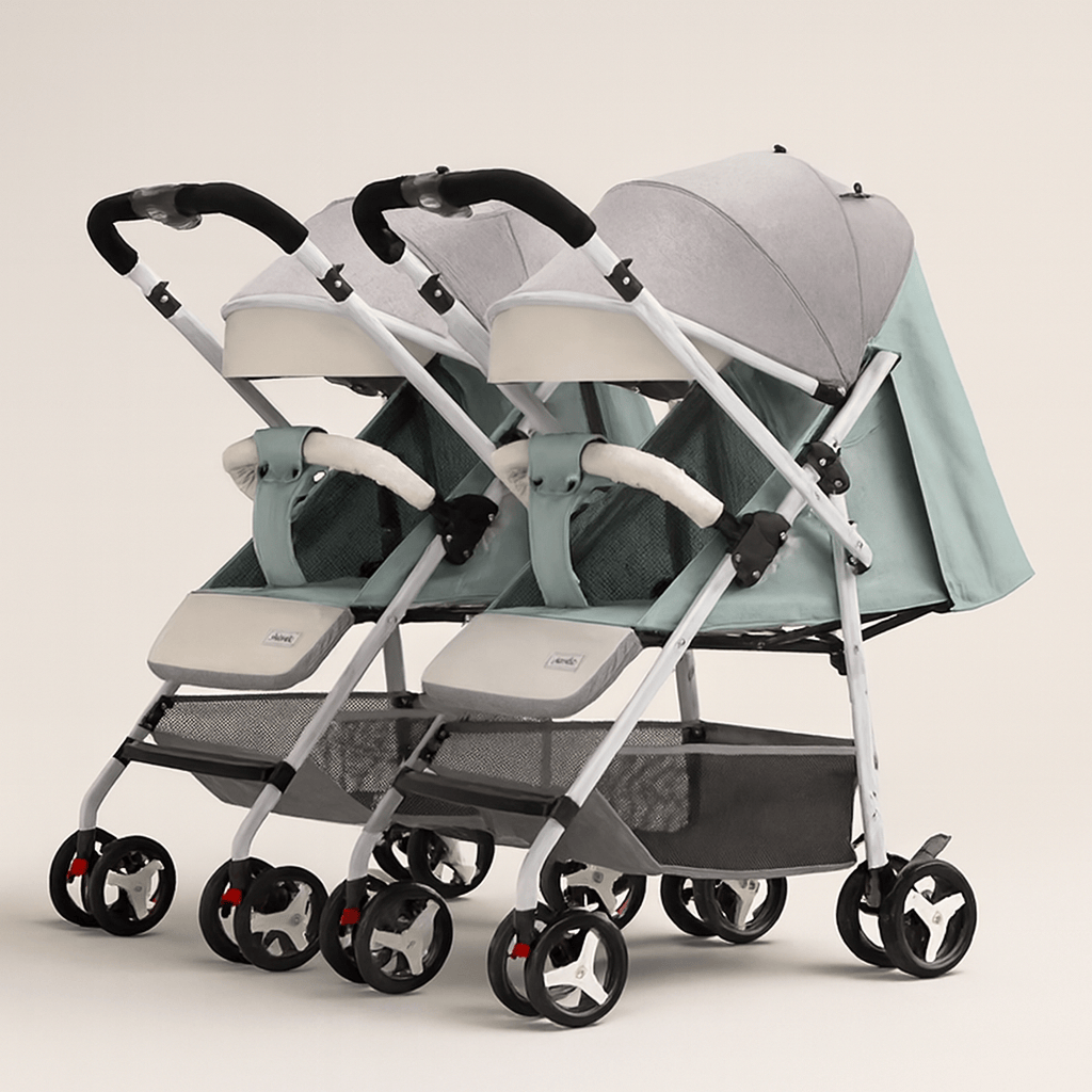 Poussette double compacte – conçue pour les familles avec deux enfants, cette poussette offre confort, sécurité et praticité au quotidien. Grâce à ses assises indépendantes, elle s’adapte aux besoins de chaque enfant, dès la naissance jusqu’à 4 ans.  Confort et sécurité pour vos enfants Chaque siège est équipé d’un canopy protecteur et d’un harnais de sécurité. Les assises réglables permettent une position assise ou allongée, idéale pour les siestes ou les moments de découverte. La structure robuste assure 