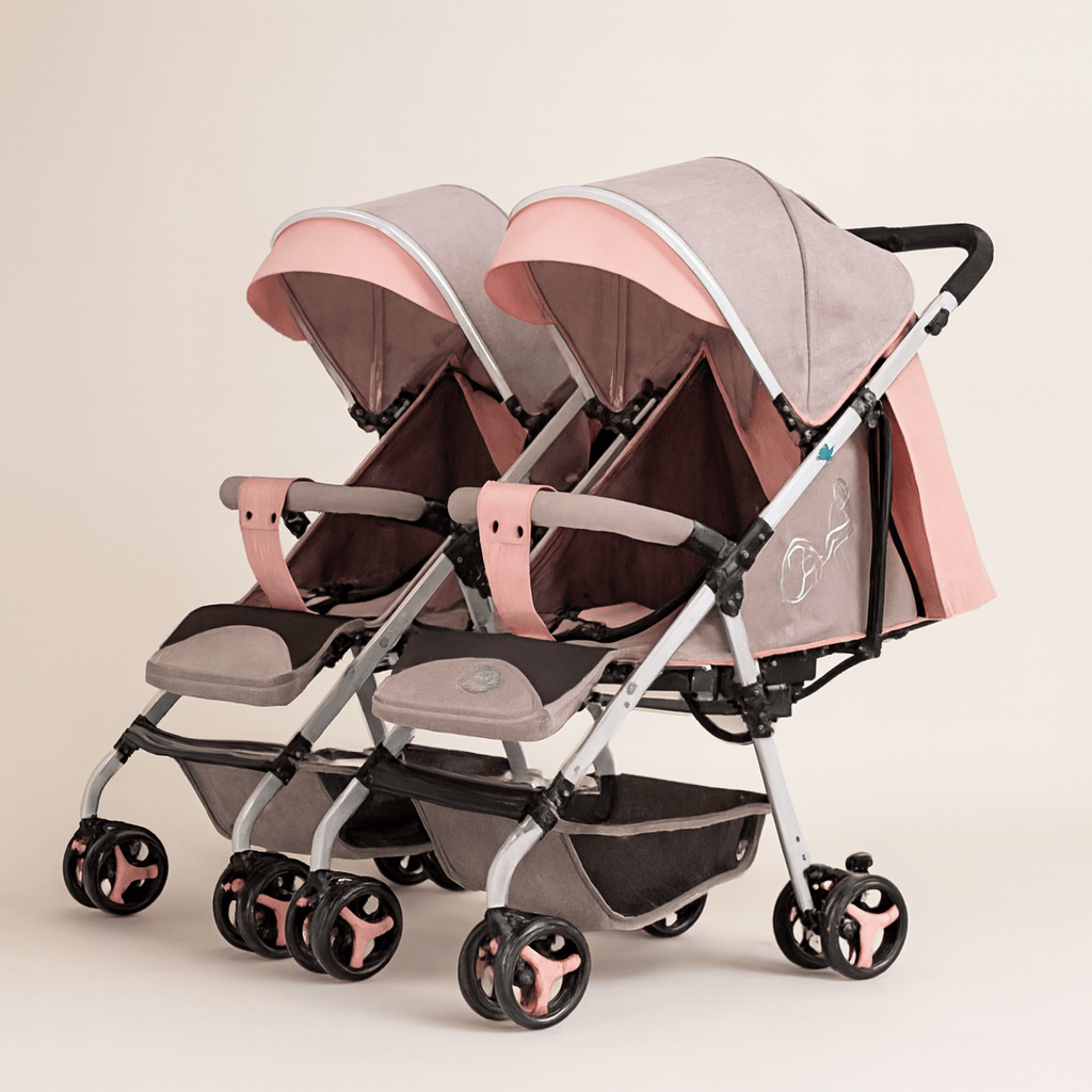 Poussette double compacte – conçue pour les familles avec deux enfants, cette poussette offre confort, sécurité et praticité au quotidien. Grâce à ses assises indépendantes, elle s’adapte aux besoins de chaque enfant, dès la naissance jusqu’à 4 ans.  Confort et sécurité pour vos enfants Chaque siège est équipé d’un canopy protecteur et d’un harnais de sécurité. Les assises réglables permettent une position assise ou allongée, idéale pour les siestes ou les moments de découverte. La structure robuste assure 